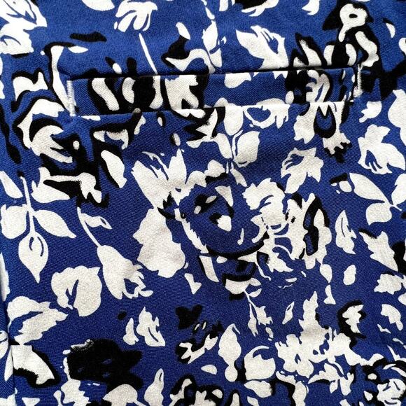 Mario Serrani Blue And White Floral Flat Front Stretchy Shorts Size 4 - Picture 6 of 6